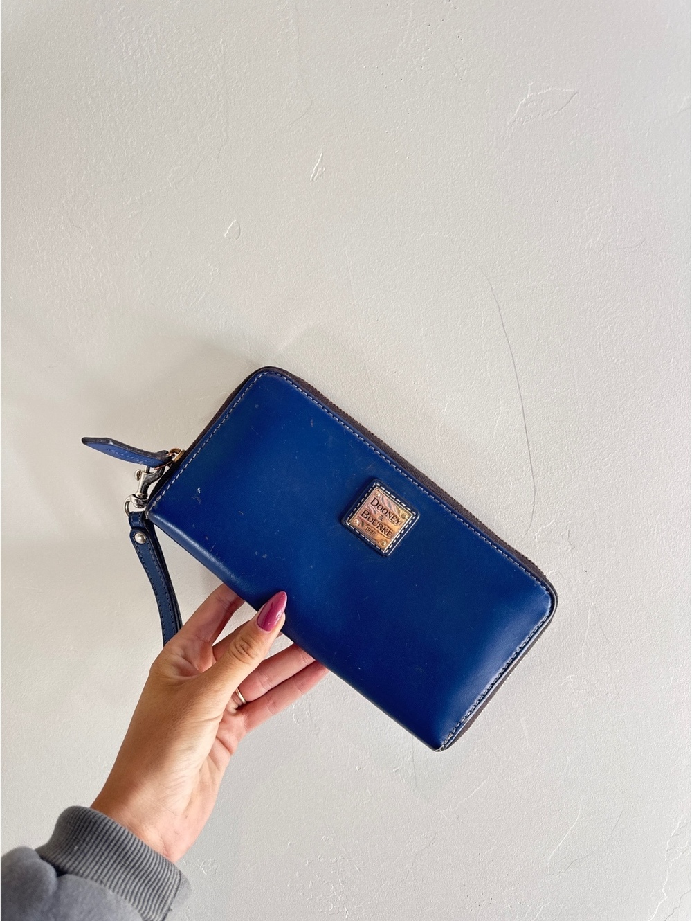 Vintage Dooney & Bourke Blue Leather Zip Around Wristlet Wallet Logo Plaque